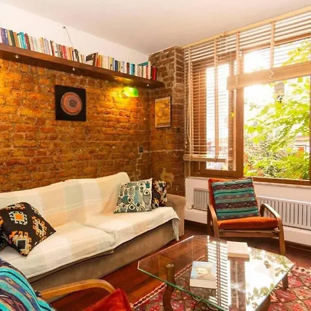 Stylish With A Book Collection In Sisli * Κωνσταντινούπολη