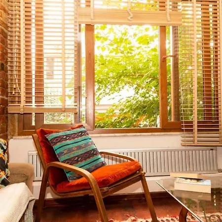 Stylish With A Book Collection In Sisli * Κωνσταντινούπολη