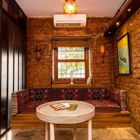 Stylish With A Book Collection In Sisli Διαμέρισμα